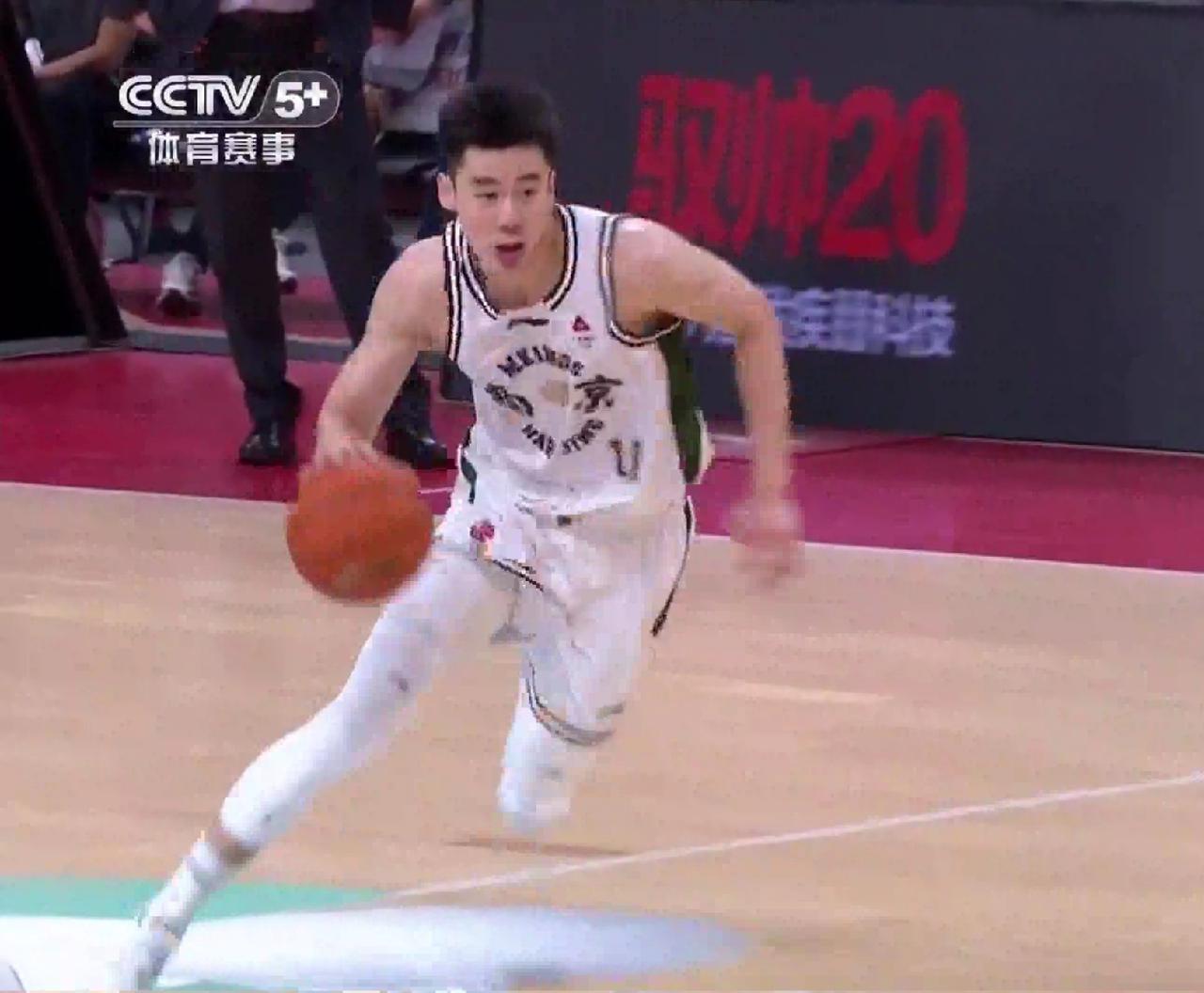 没想到啊！广东男篮的首场CBA比赛竟然打得这样艰难，居然被弱旅南京队逼到了绝境，