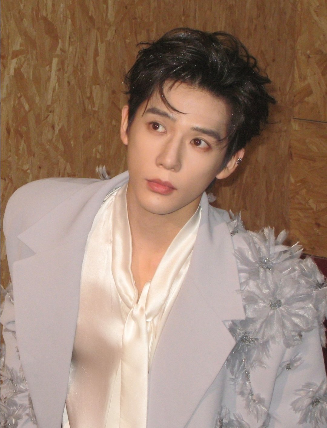 王安宇丝绸衬衣写真～“人类目前的意志力根本无法抵抗此等帅哥🥺” 