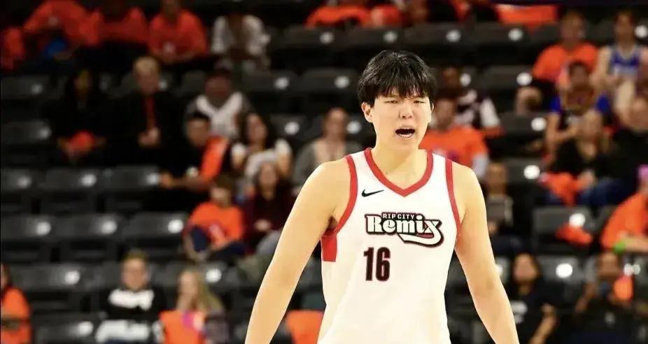 最近篮球界有个小将火了起来，他就是杨翰森。他在发展联盟的两场比赛里，表现简直让人