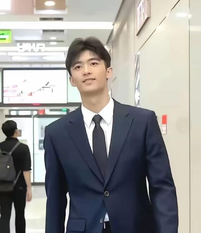 霆锋忙着给王菲写歌秀恩爱，儿子谢振轩却悄悄扛起了家庭重担！16岁的他，放下国际学