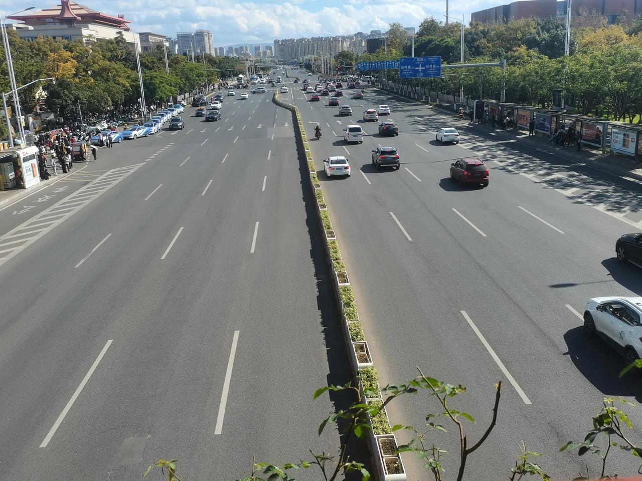 官渡区与西山区连接的这条主干道广福路，由广卫村到福海乡（现福海街道）的道路。
看