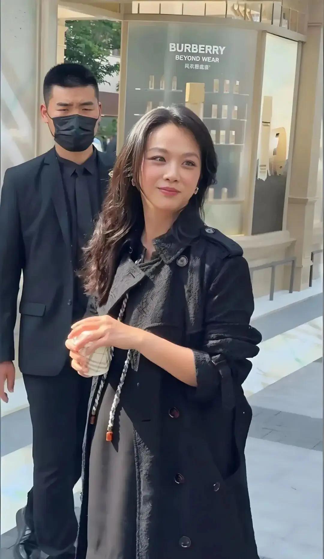 29日，汤唯在社交平台晒出一只小马驹照片宣布怀二胎喜讯：“是的，大大的意外，当然