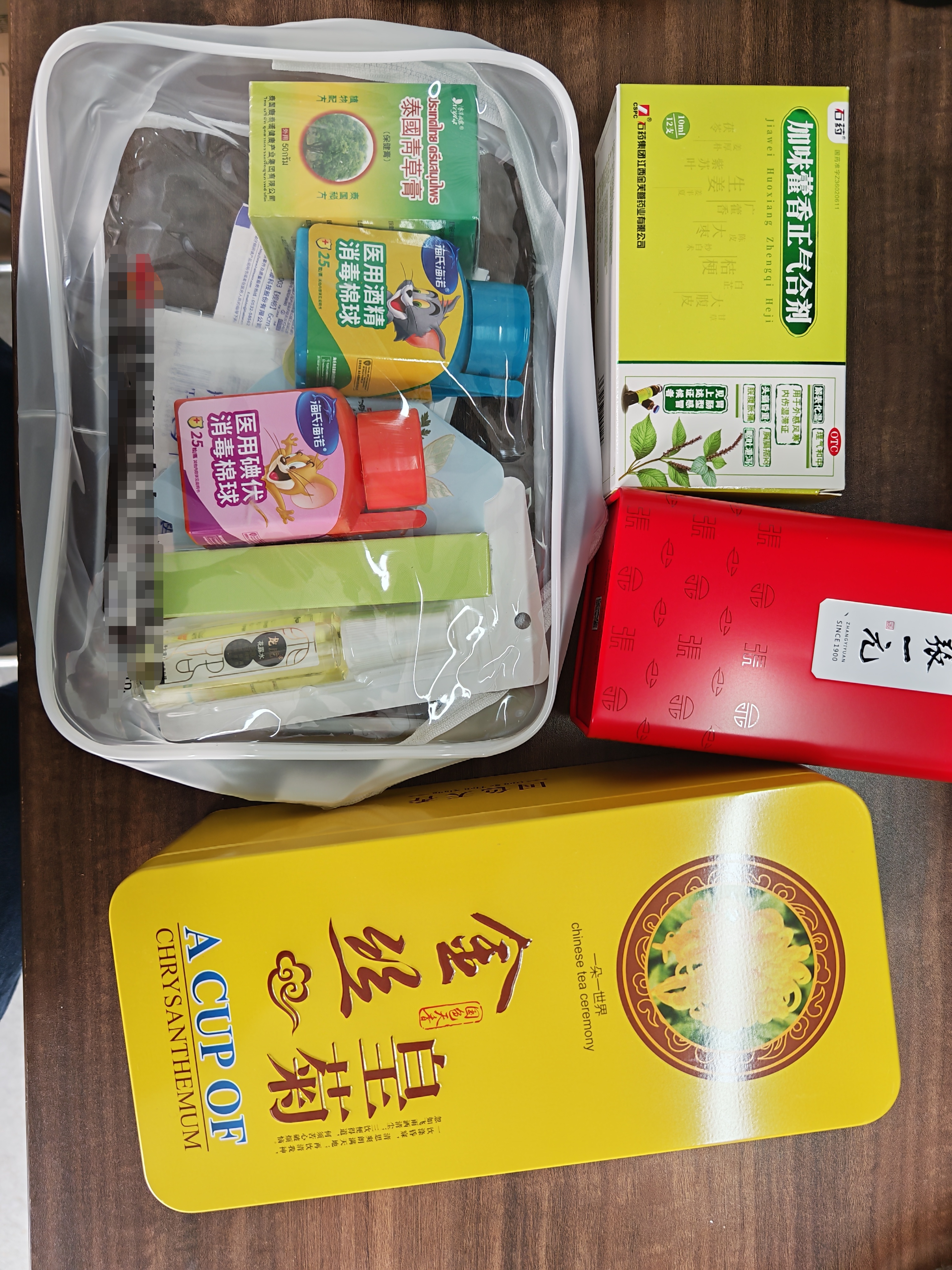 今早一到工位就收到了工会发的防暑降温品和饮料，最热的时候要来了，迎峰度夏