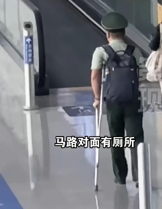 刷到长沙残疾退伍老兵在退役军人事务厅借厕所被拒这事，真的越看越气又心酸。

老兵