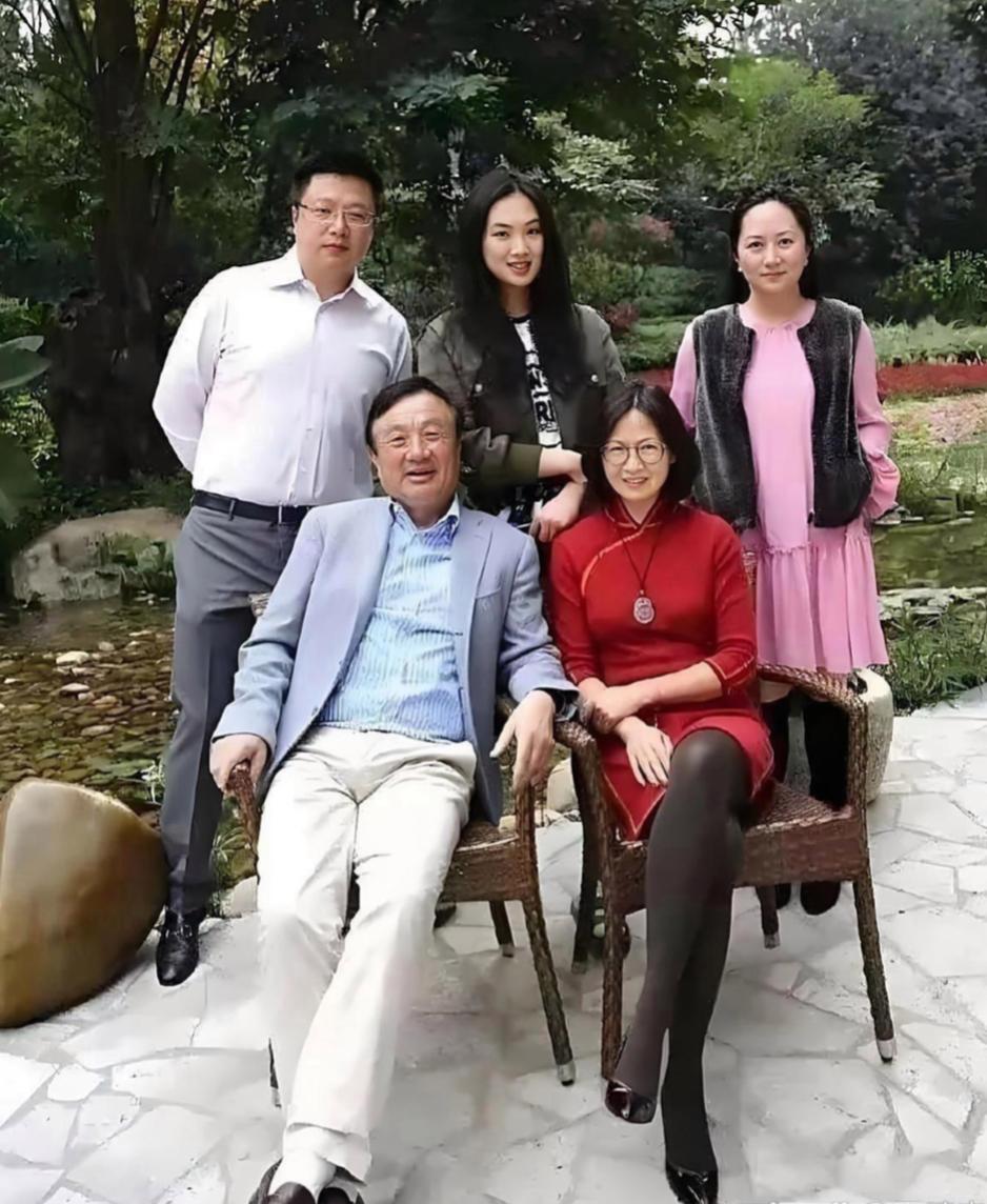 刚刚刷到任正非一家五口的照片，前排并肩而坐的是任正非与妻子姚凌，二人神态平和；后