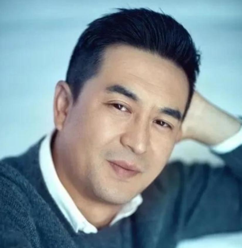 2002年，张嘉译的前妻杜珺，竟然当着媒体的面，怒斥：“他之所以娶我，就是想利用