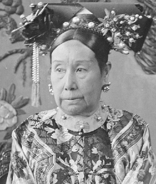 一天，12岁的同治帝，去给母亲慈禧请安。不料，他刚走进门，便被眼前一幕惊呆了，慈