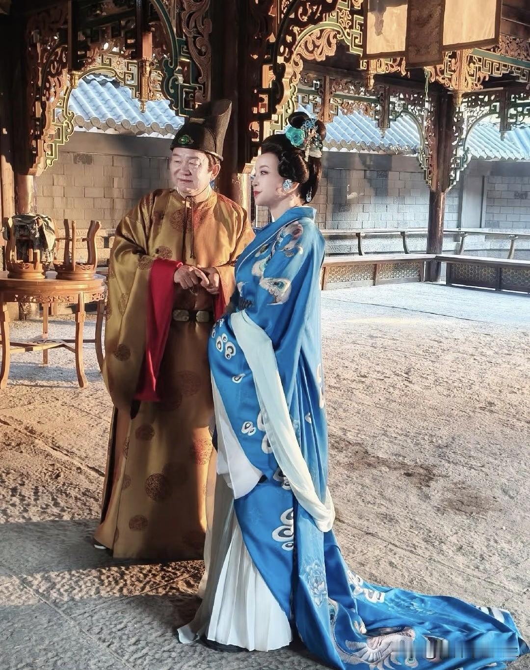 天啊刘晓庆70多岁的老太太？这妆造也太细致了吧！从年轻饱满的牙齿到老年参差的牙列