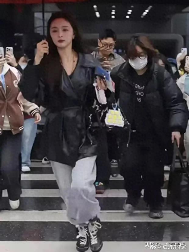 吴宣仪争议发文后首亮相，前往《浪姐》录制现场，神色如常。她穿着简约，步伐轻快，面
