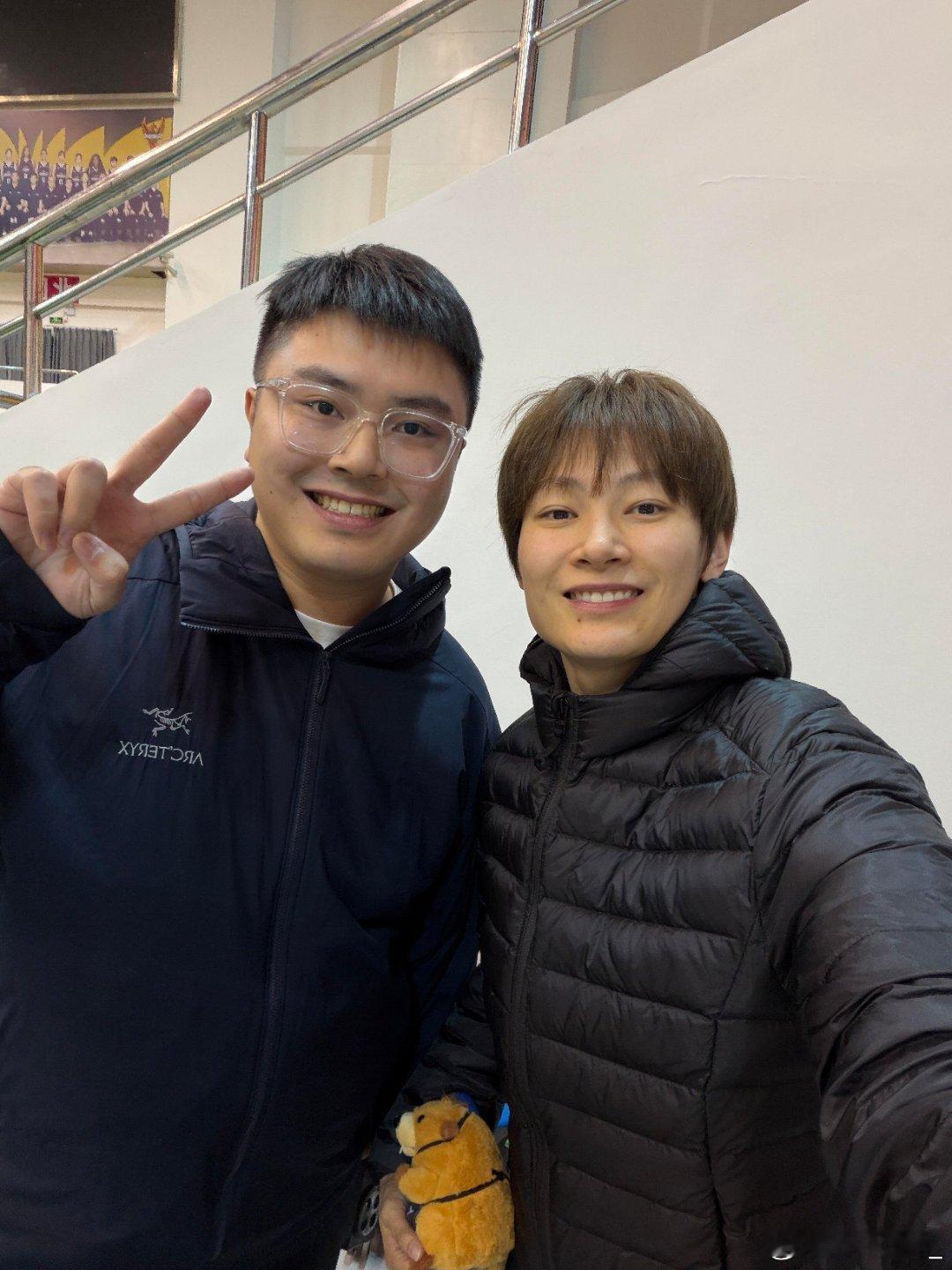 杨力维杨力维2025-2026赛季wcba联赛 20251214合照妞姐1P观赛