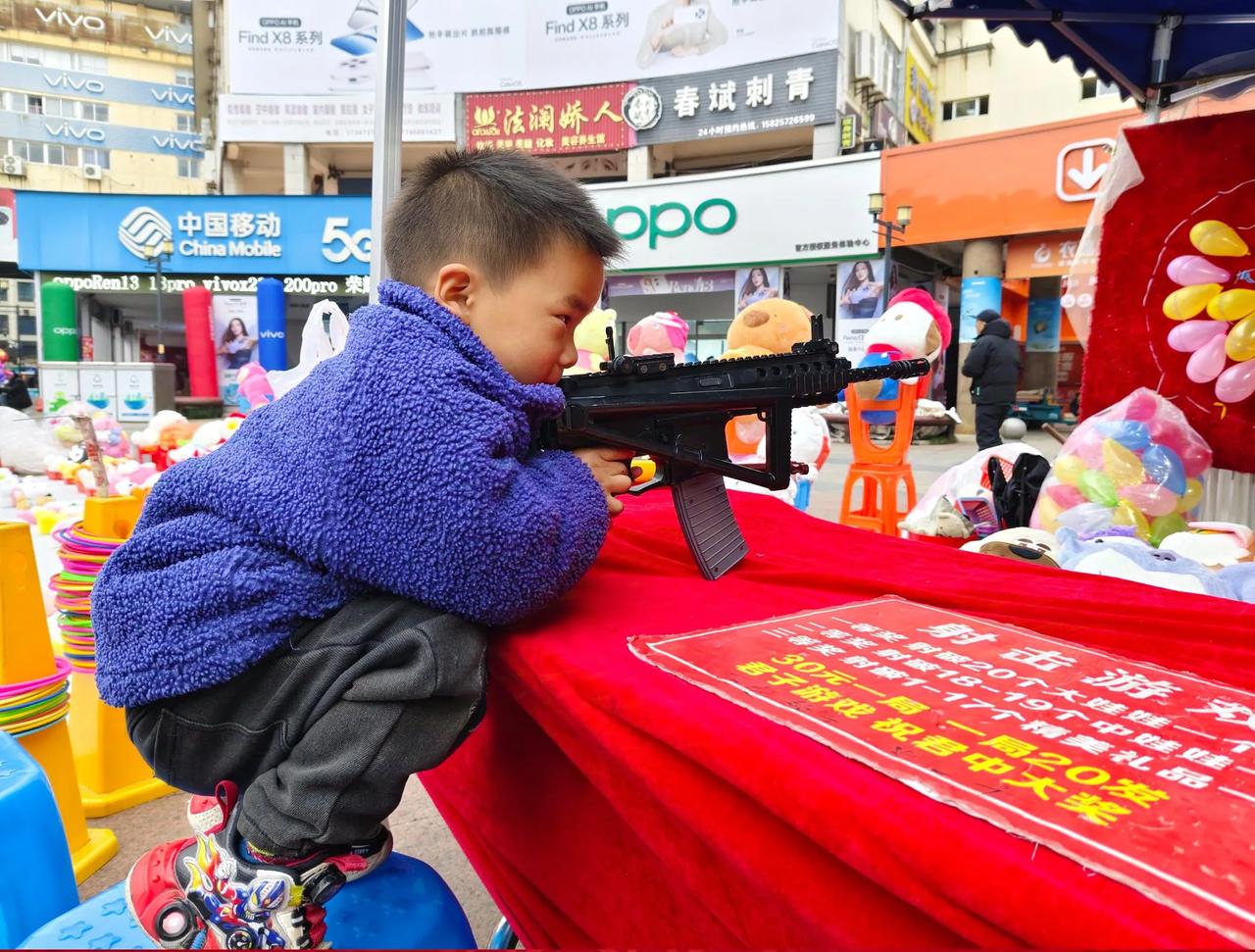 小神枪手，是否全神贯注且百发百中呢？萌娃出动🏖 又遇萌娃 童趣时光🦚 抓拍的