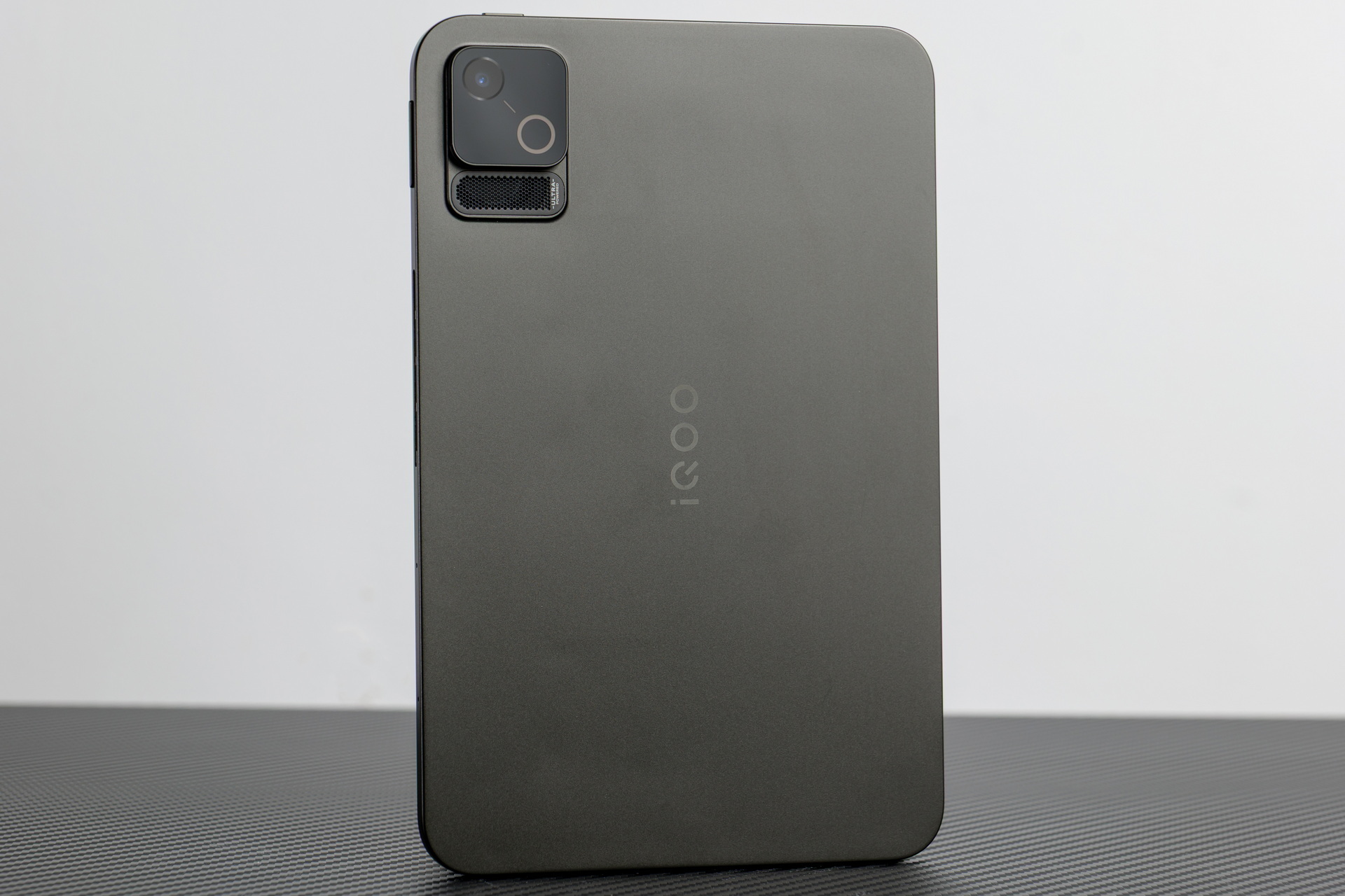 iQOO Pad Ultra真机实拍，内置了风扇，有一个硕大的风口，性能释放真的