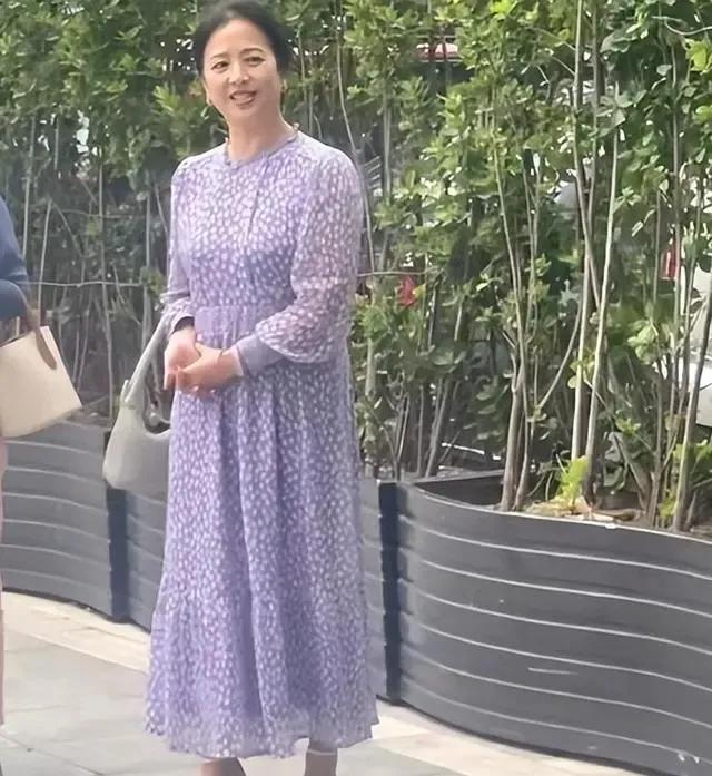终于知道刘亦菲为什么这么漂亮了，因为有一位国色天香的妈妈。可以说，刘亦菲完全继承