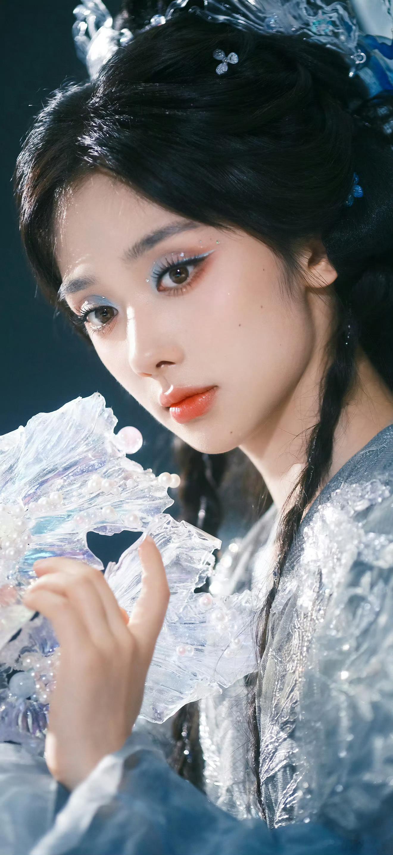 王影璐寒霜神女图王影璐寒霜神女 谁还没看这套寒霜神女照！清冷和甜美恰到好处的融合