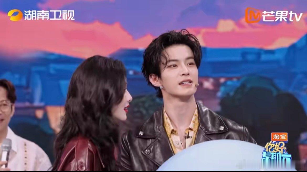 何与小嘴像抹了毒 互放狠话环节还没热场，何与就对高瀚宇抛出“宇哥你和霏姐是一样高