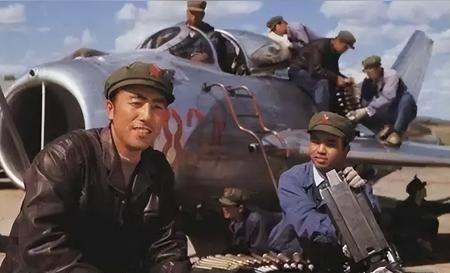 1990年，中国飞行员王宝玉开着飞机叛逃苏联。苏联答应送他去美国，然后给王宝玉戴