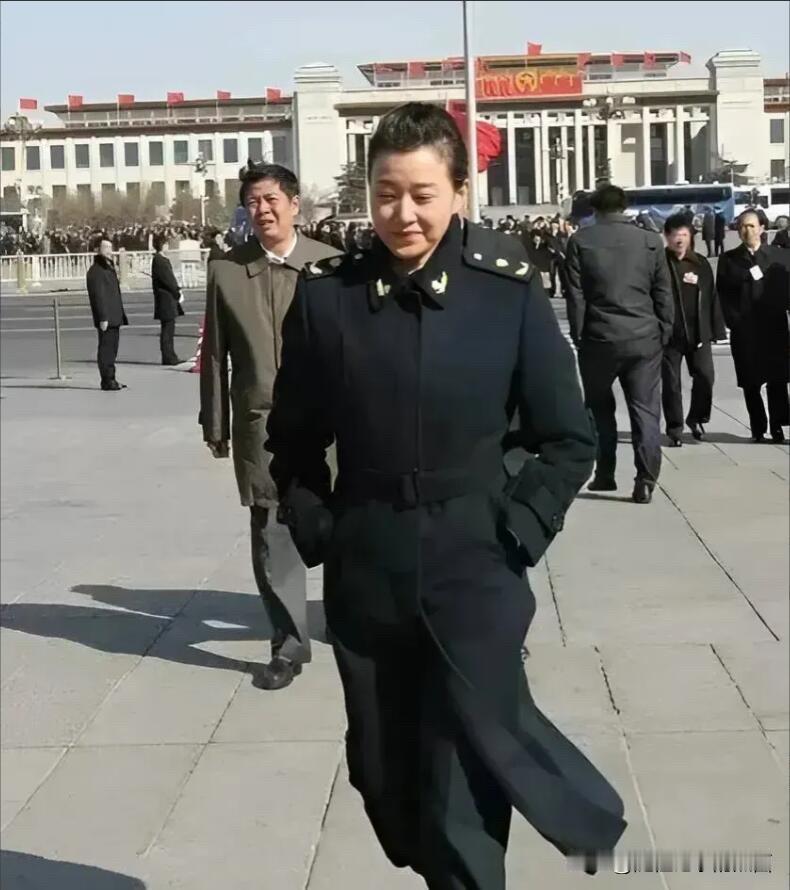 大美女果然是不一样的，就算是老了也这么迷人，不化妆的她看起来都比陈红跟蒋勤勤有气