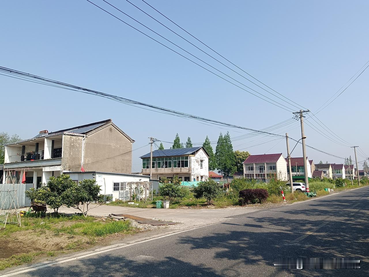 昨天在浙江嘉善发现了一个非常神奇的现象！在西塘通往汾湖的农村道路上，发现一个村庄