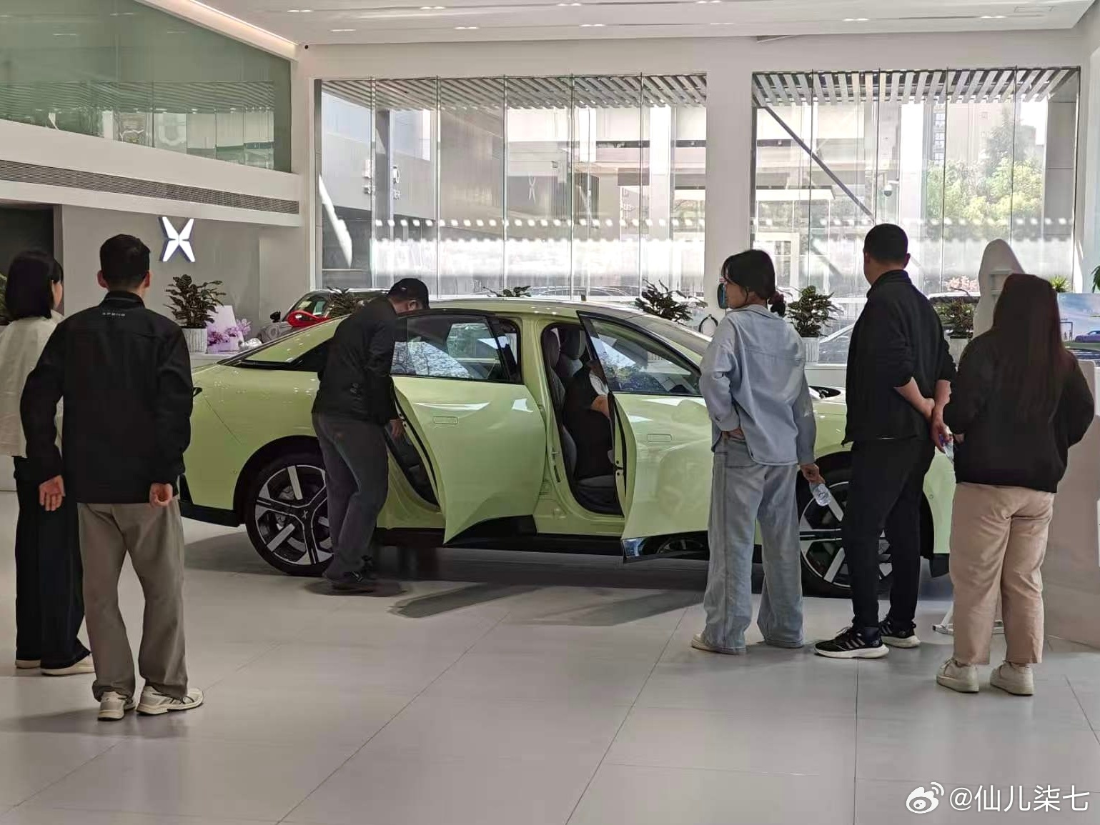 假期不知道去哪，来小鹏门店逛逛，MONA M03上市首个周末门店就爆满。一方面是