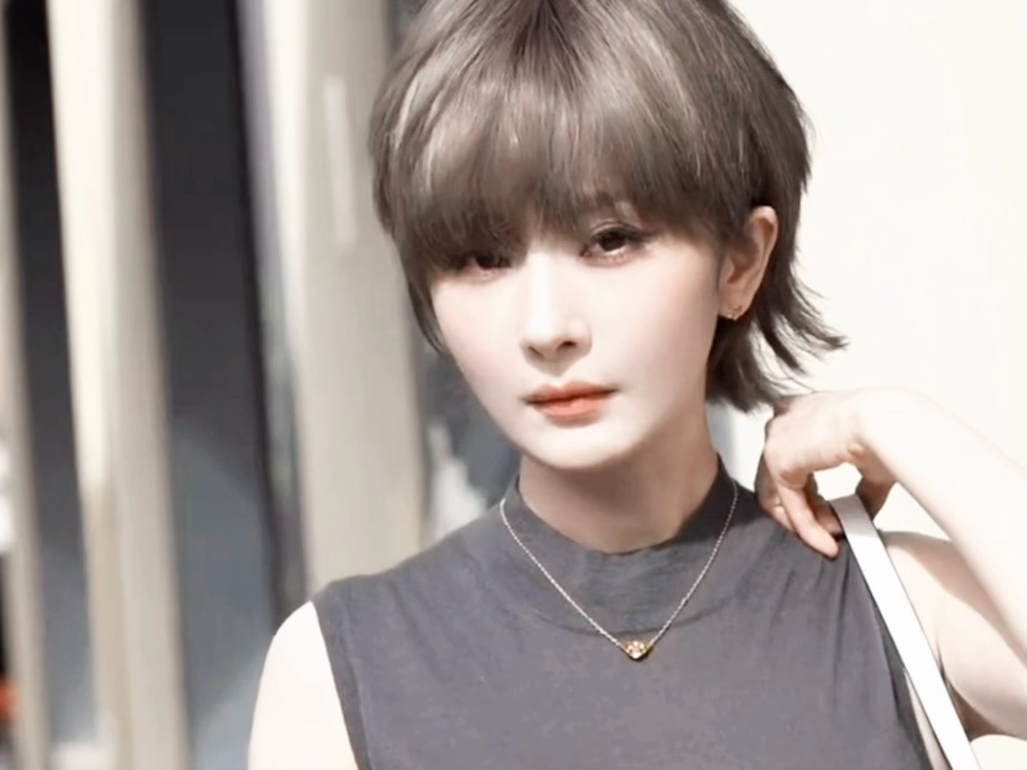 杨幂短发杨幂米兰时装周杨幂prada品牌代言人prada2027春夏女装时装秀杨