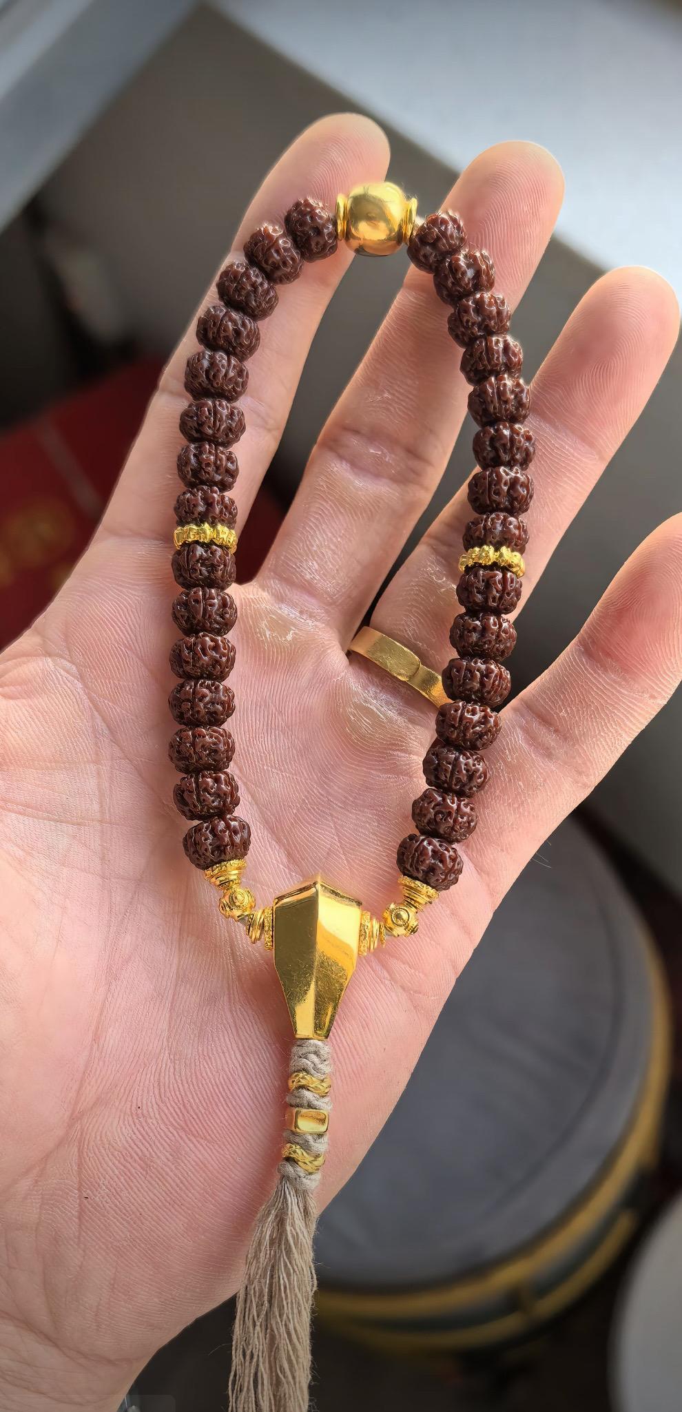 其实真正折磨你的，从来不是任何人的绝情。而是你心存幻想的期待。解铃还须...