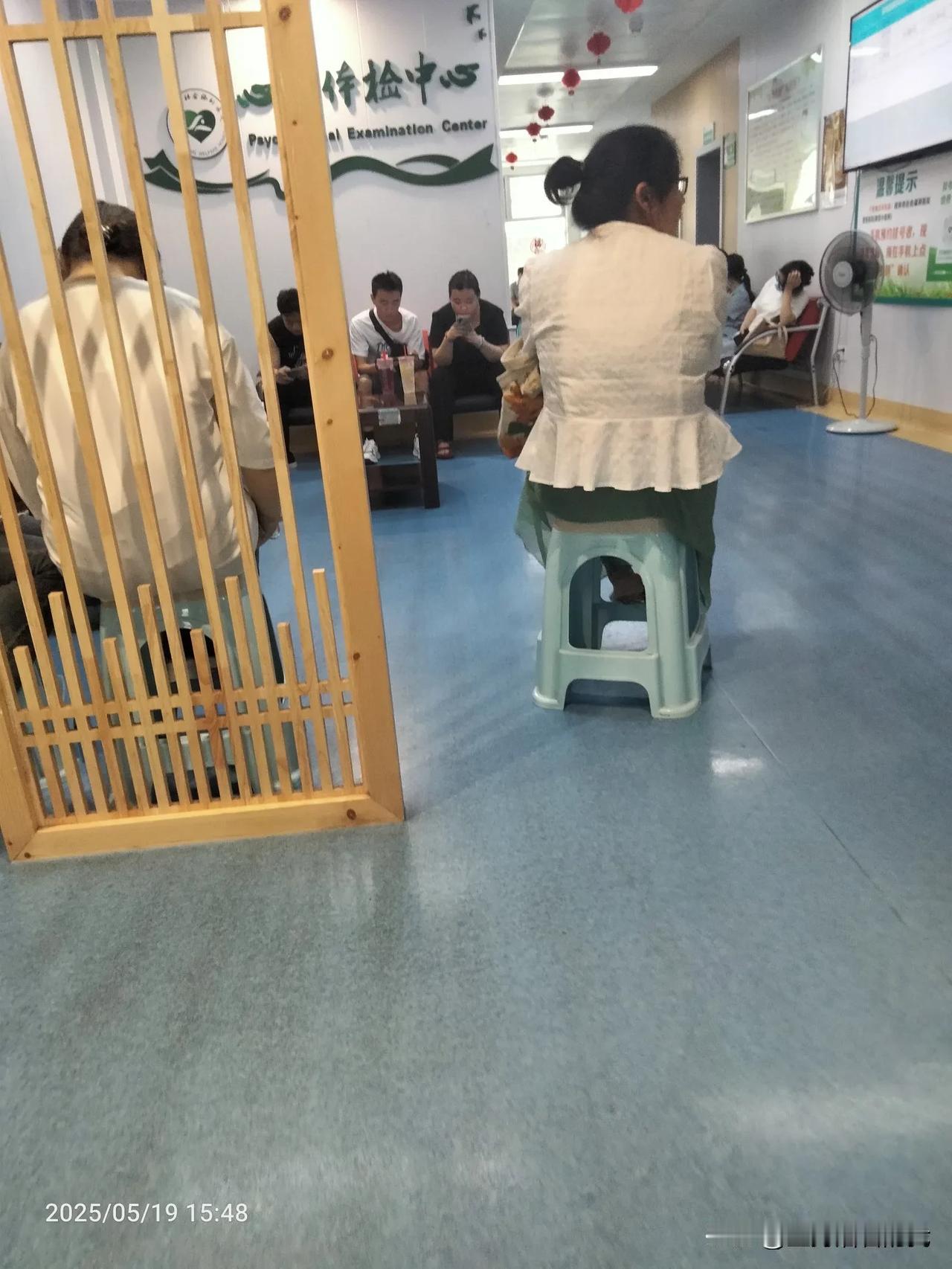 我又又来取药了，因为重度抑郁症6年，长期失眠睡不着，
我才40多岁，已经满头白发