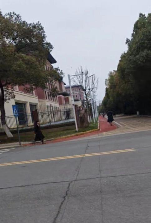 现在的大学生，放假回来连个招呼都不打吗？
侄女放暑假回来三天了，我愣是没听她叫声