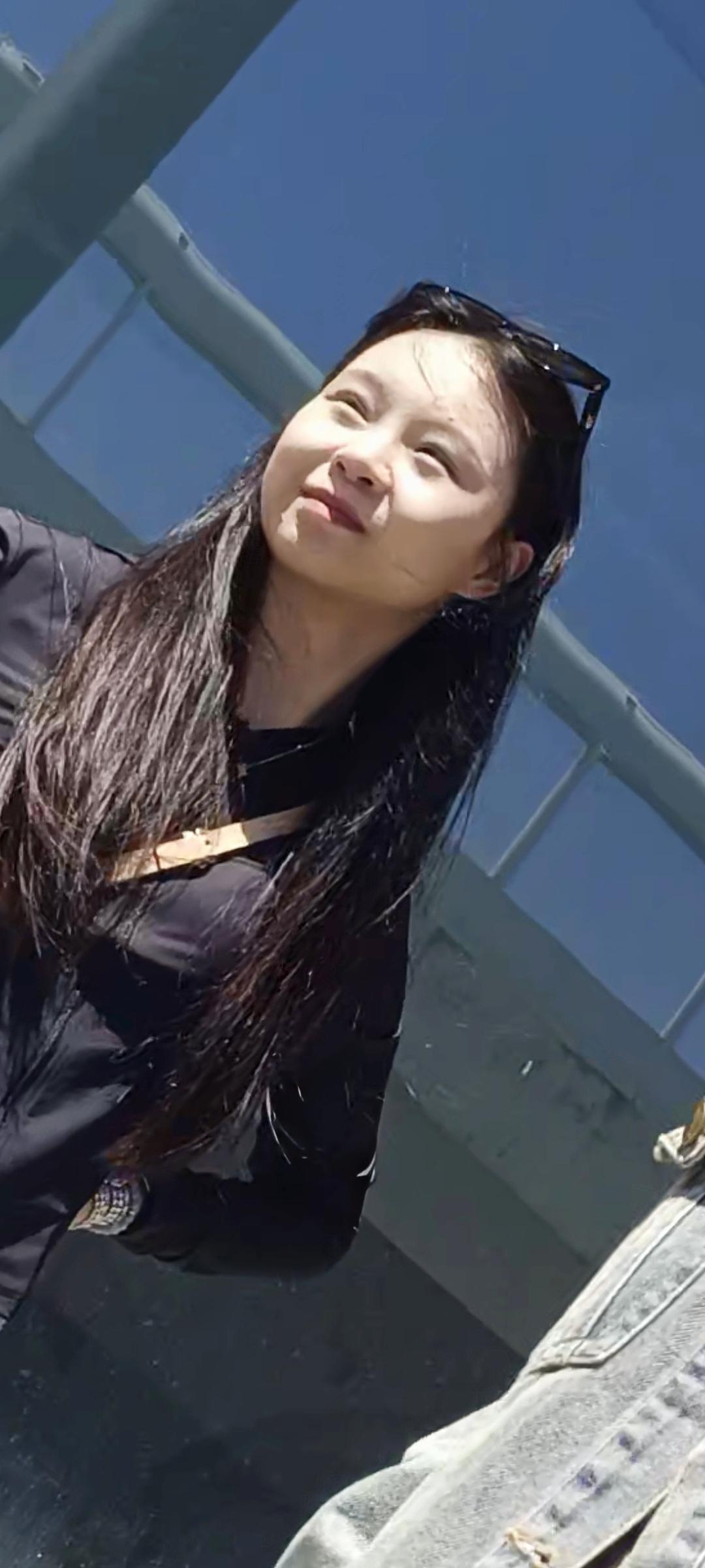 明媚的天空配假期，俊俏的女子配黑衣黑衣酷girl 黑衣氛围感写真 简约黑衣女子