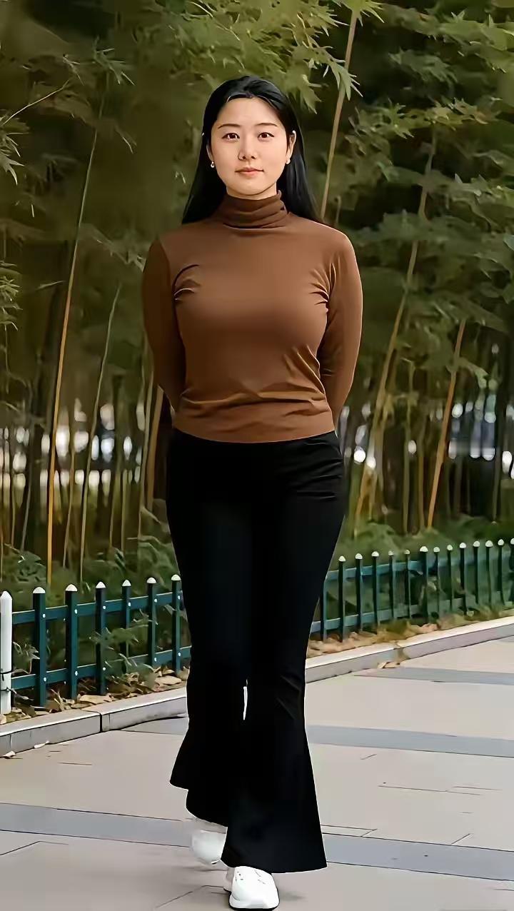 翠竹贵妇
翠竹凌云志未残，
宁折不屈骨尤坚。
路边贵妇姿容俏，
靓丽犹如月里仙。