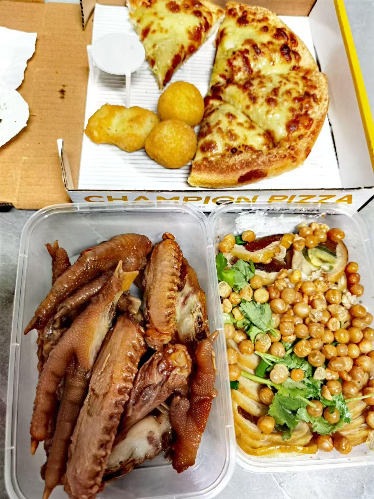美味披萨和香酥炸鸡，搭配清爽沙拉，满足你的味蕾。