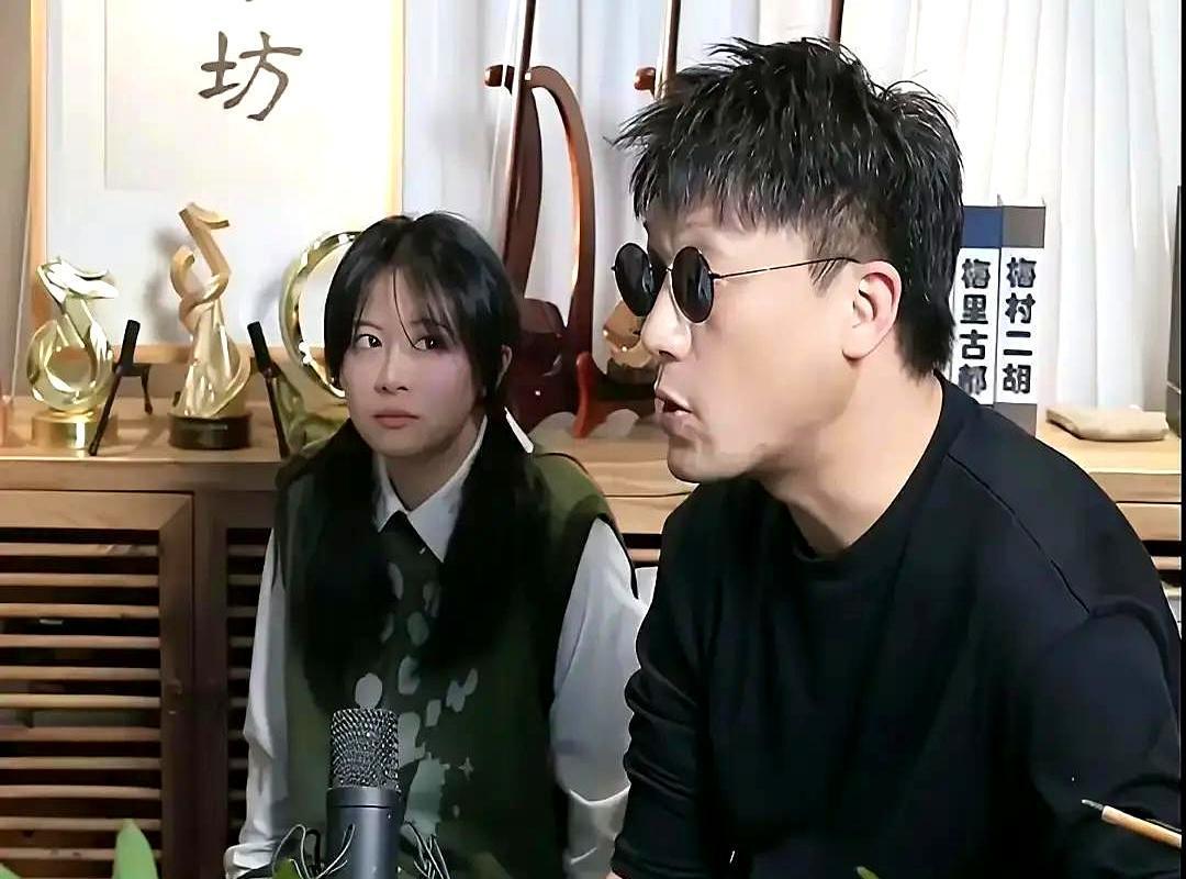 他们被骂“作秀”那晚，直播间人数破了纪录。
算法推送给你的，永远是冲突。
十秒的