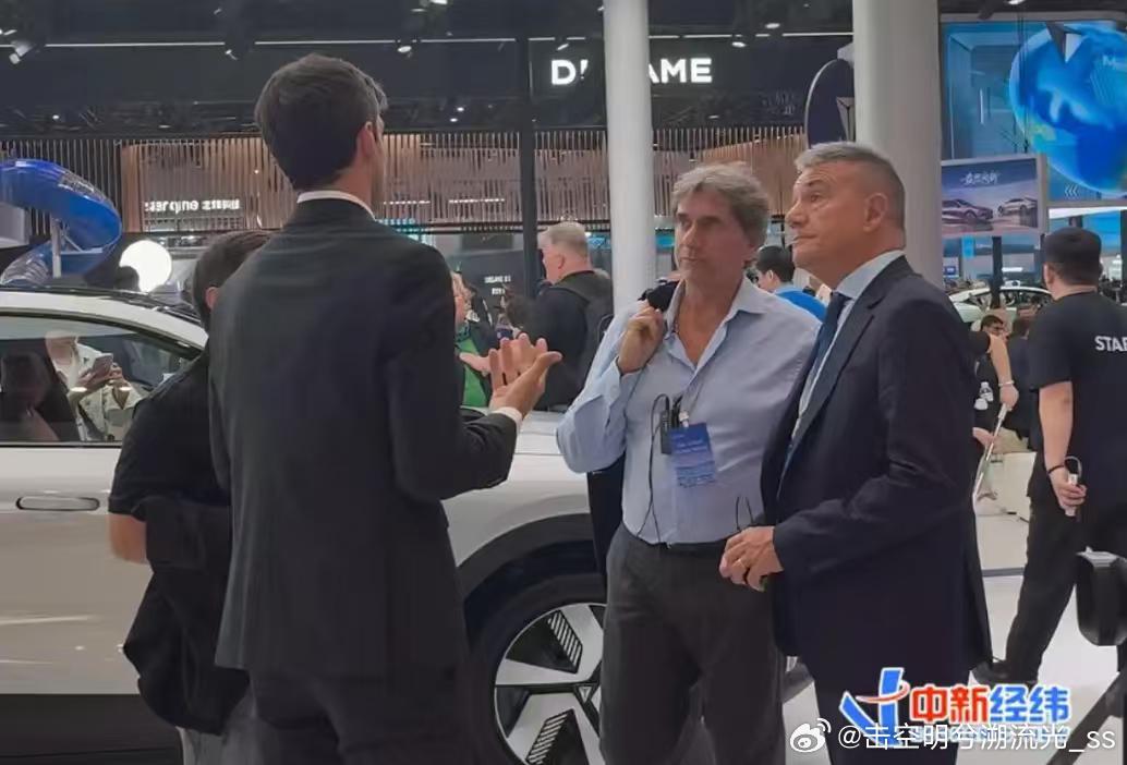 谁看了不说句厉害！老外扎堆涌入北京车展国产新能源展台 意大利从业者都认可国产新能