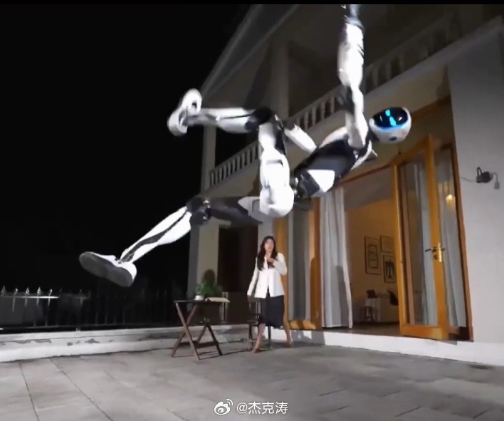 宇树机器人展示举起汽车救人 这要是以后觉醒了，抱怨Ta两句会不会给我一拳[泪奔]