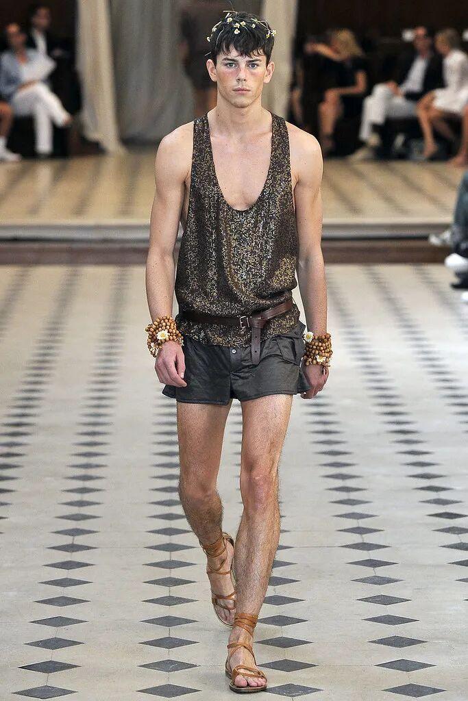 Jeremy Young 的模特生涯始于2008年，当时年仅18岁的他签约了纽约