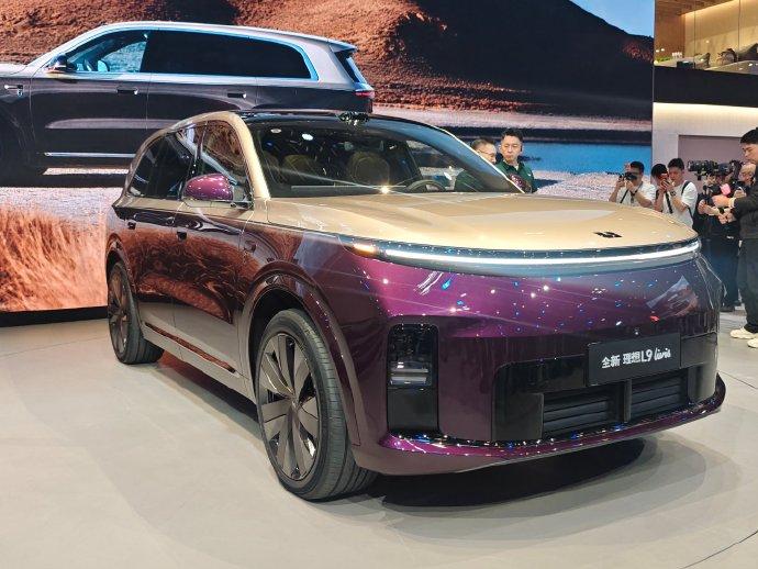 理想L9 Livis的设计还是蛮好看的
外观上来看，对比旧款有一定的进化，但还是