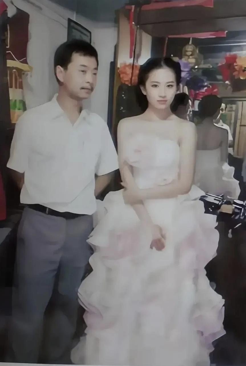 多年前的照片，这是刘亦菲还是黄圣依呢？