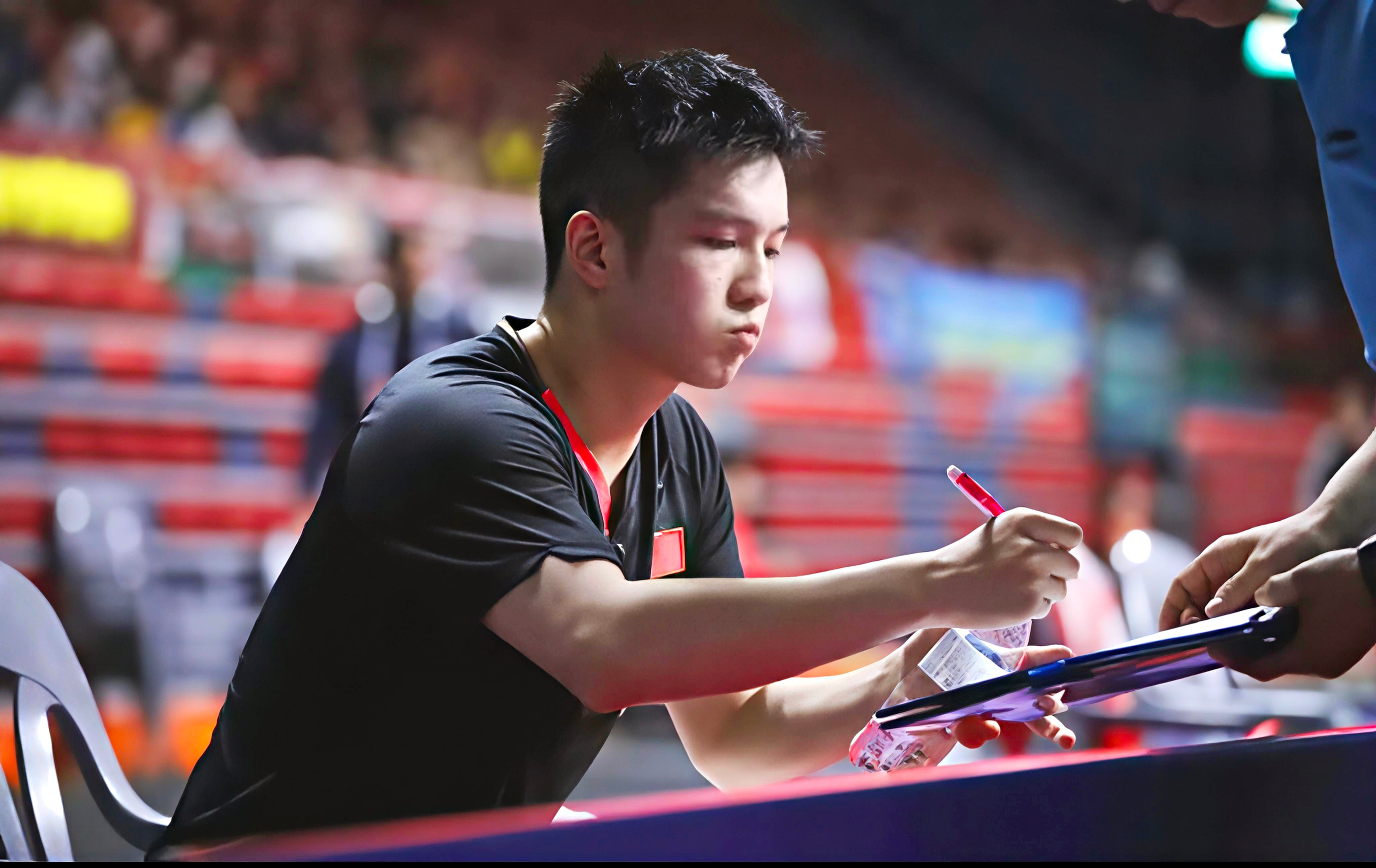 我该如何形容这张夯爆了的签名时的照片 