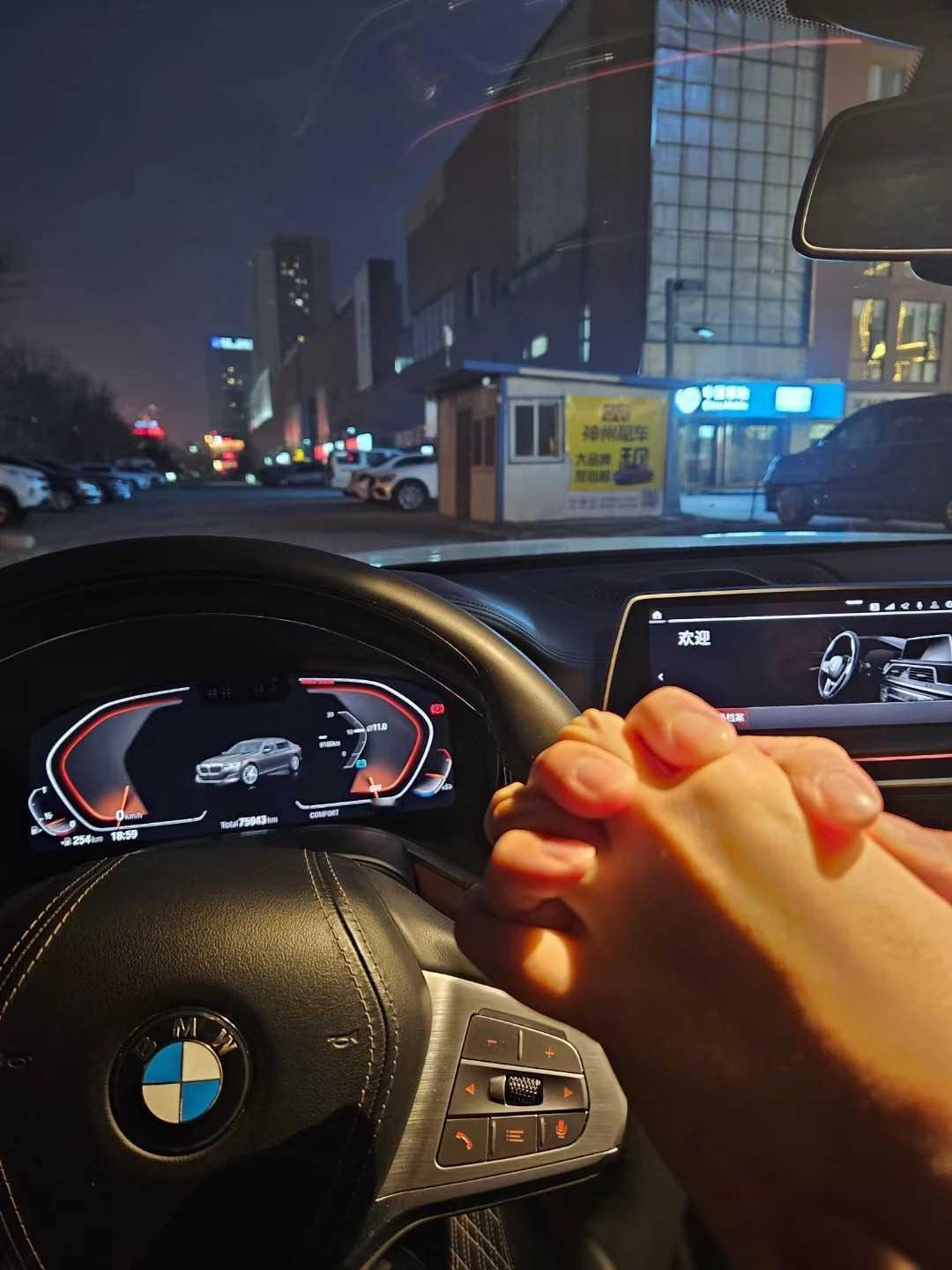 标题：藏富于淡泊，享受简单的幸福
有人，给老婆买上百万的奢侈品毫不手软，自己也不