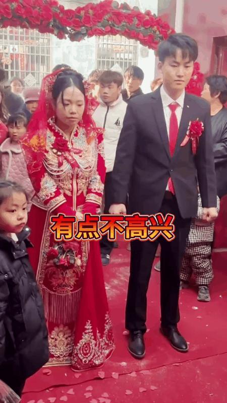 结婚这个令人高兴的大喜之日。
新郎新娘为什么看起来却是一脸的不高兴呢？
新郎新娘