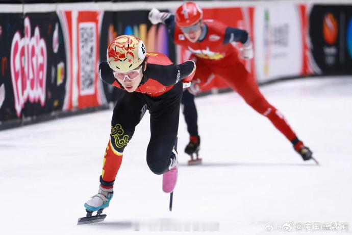 短道小孩哥鸳鸯冰鞋 短道速滑小将张柏浩的鸳鸯冰鞋太吸睛了！19岁正是闯天下的好年