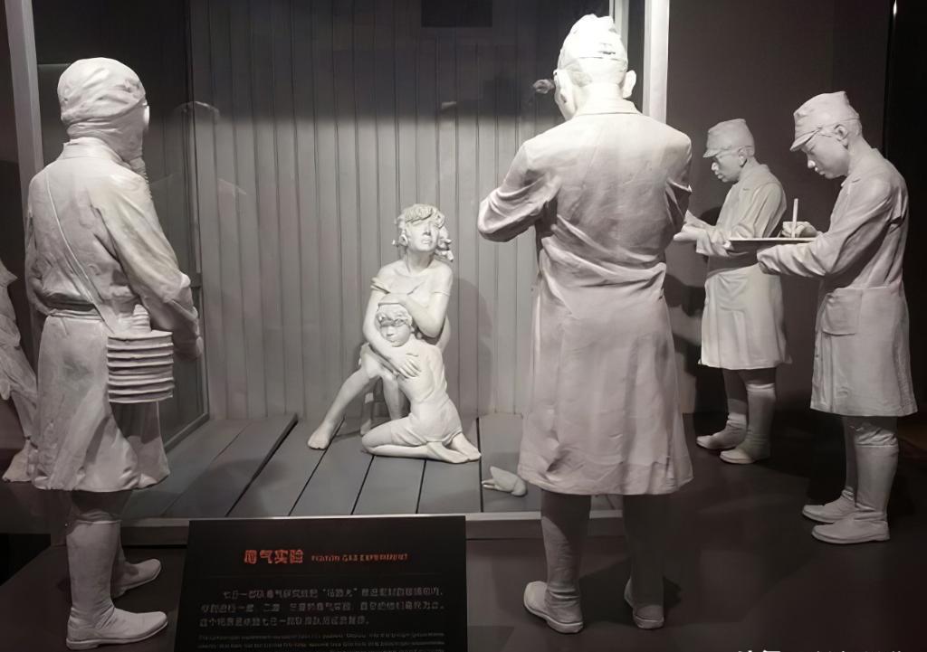 1941年，日本731部队正在进行着一场残酷的“母爱实验”，几名士兵在一个大火炉