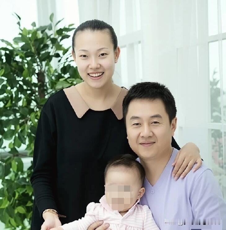 前乒乓球教练施之皓和妻子李楠一家的合影，一个帅气儒雅，风度翩翩，穿着简约，特别大