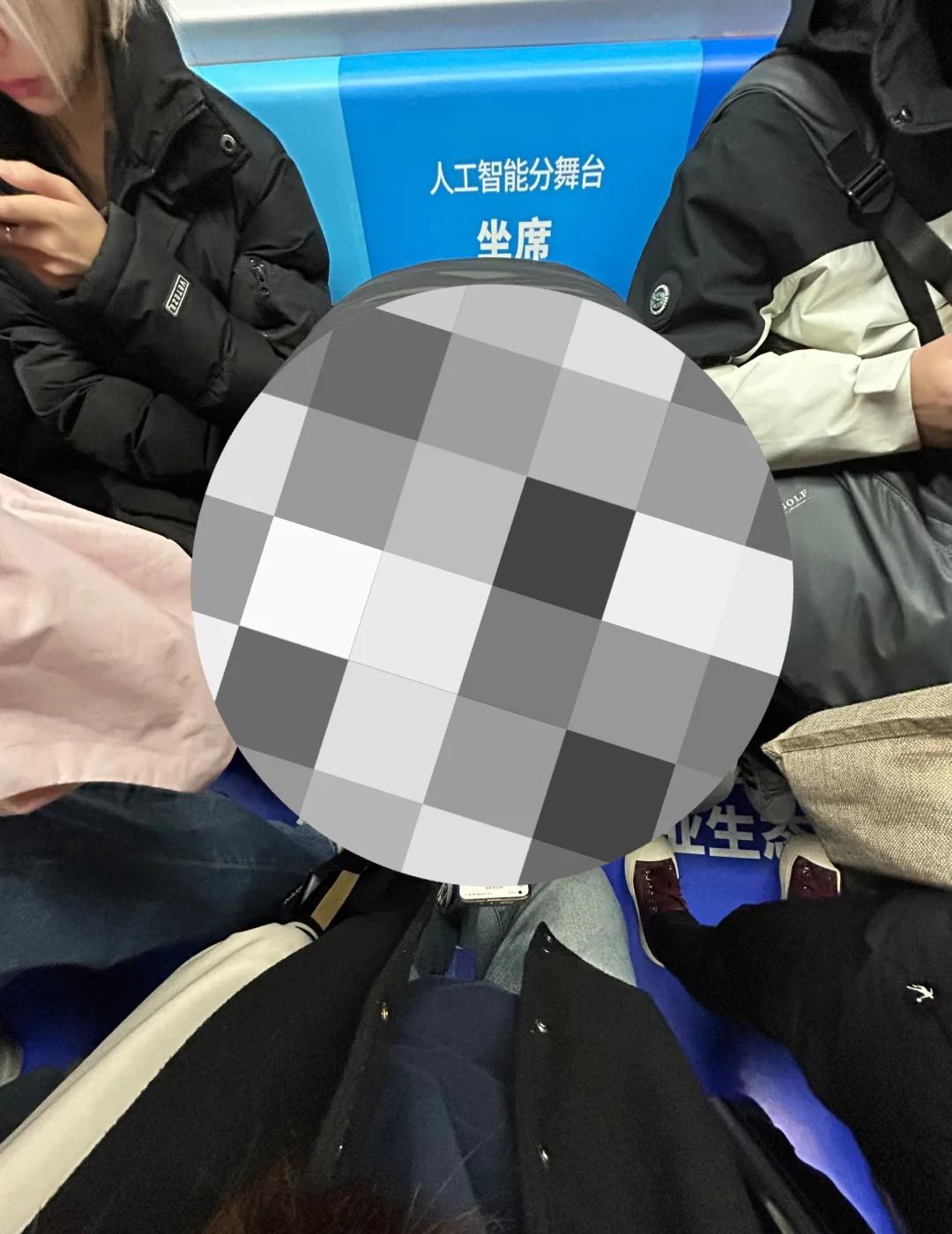 大哥北京早高峰您能直起腰玩手机吗
说我没礼貌不打码的
嗯首先我承认我就是一个没礼