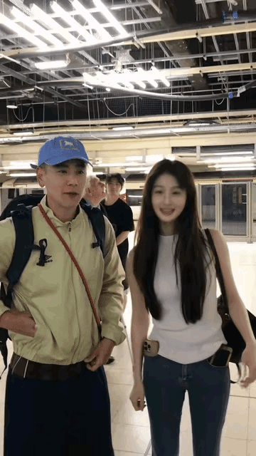 彭于晏的这个女粉丝好漂亮
第一次见到这么好看的女粉丝，彭于晏和其合影的时候笑的好