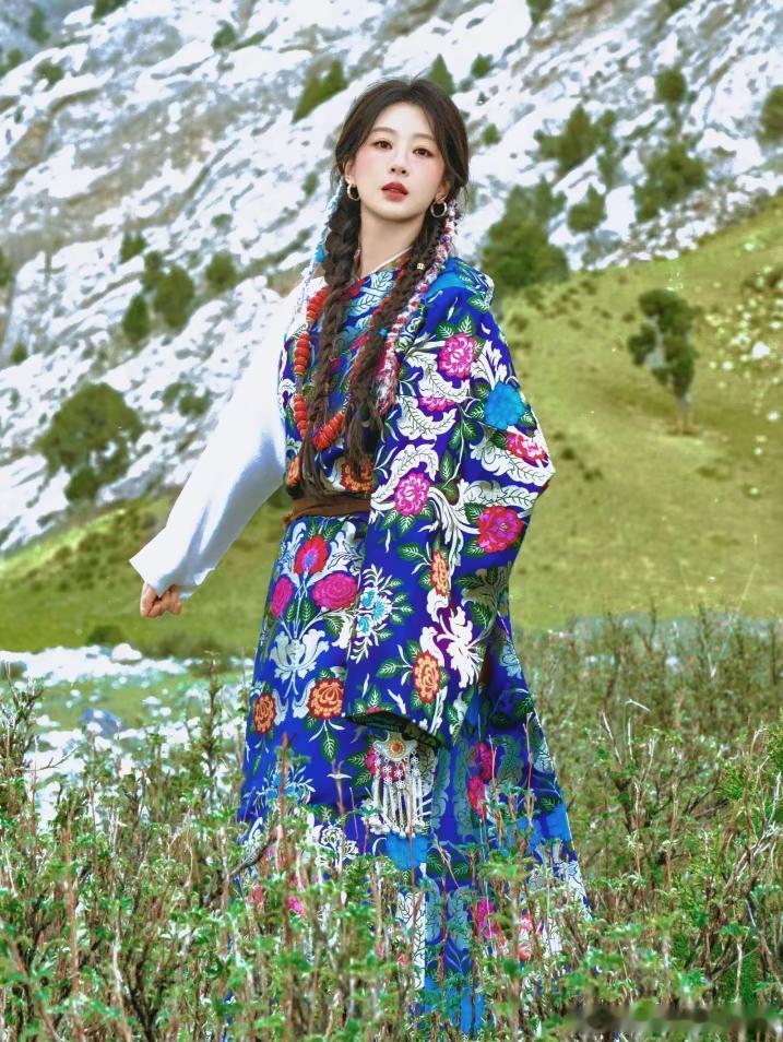 杨紫爸爸一家之主杨紫一家之王杨紫 戏里戏外都是在爱里滋养长大的紫，恰是如此成就了