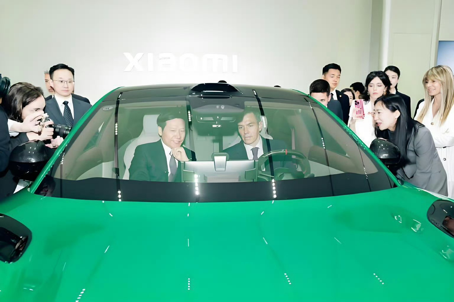 西班牙首相试坐小米汽车军哥最近接待业务也点太繁忙了，小米成了各国元首和地区党派领