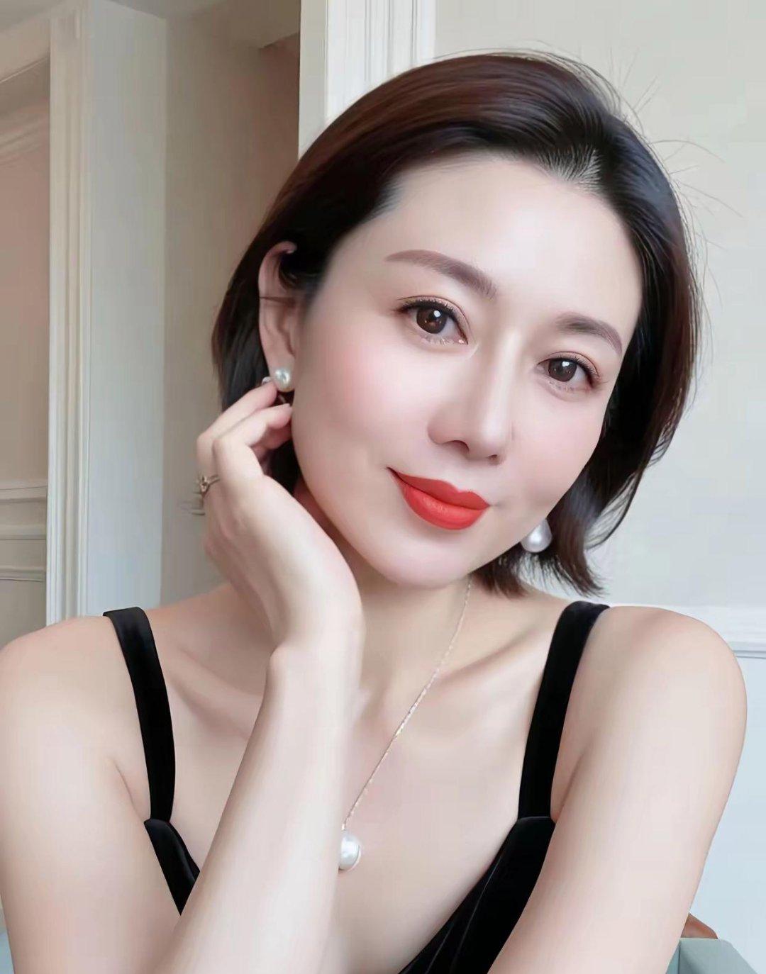 一位上了岁数的女人讲述：上海的大龄剩女，比北京还多，她们一个月两三万，有的十几万
