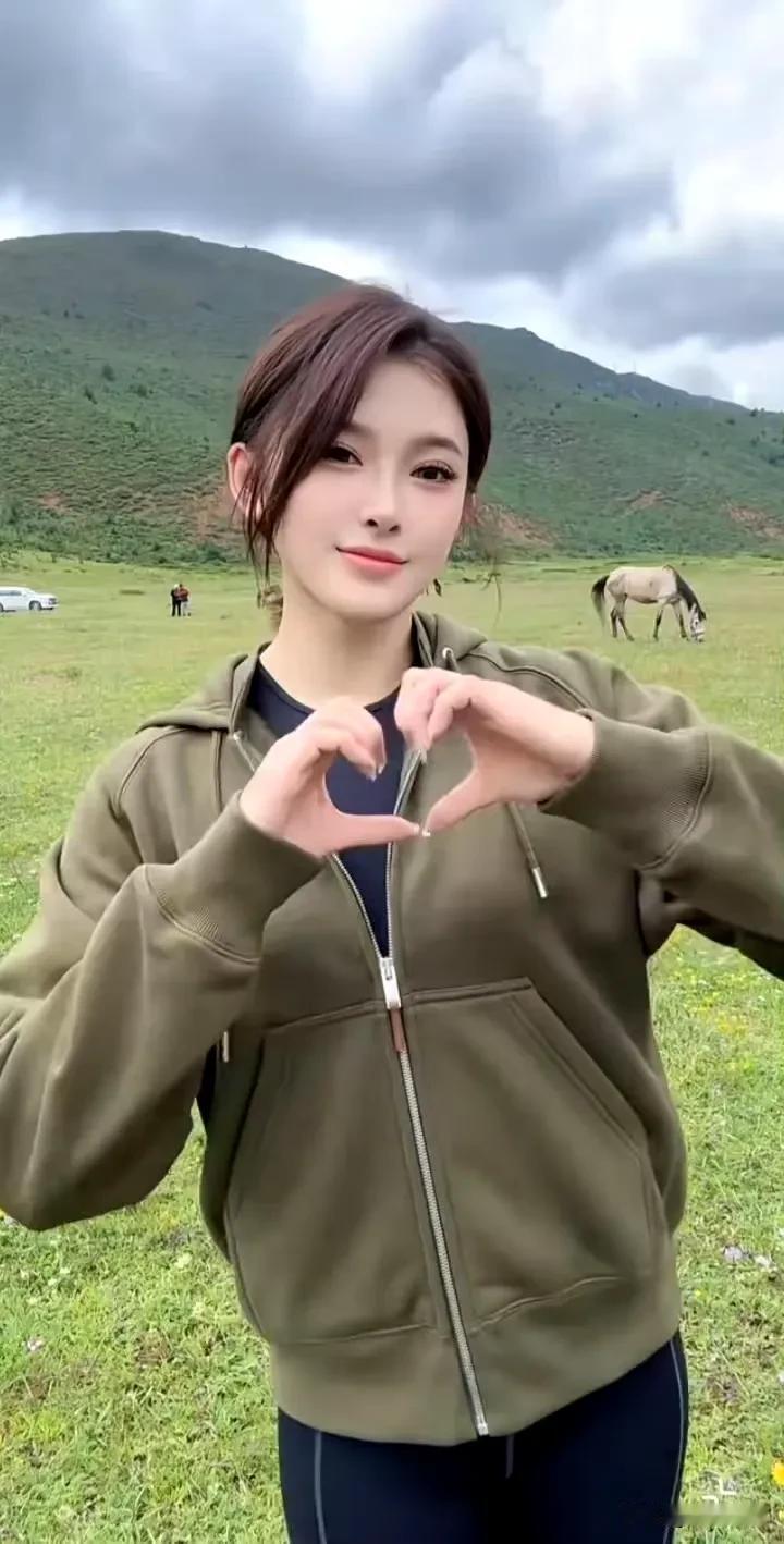 草原上的吴艳妮，一身休闲服穿搭的她，温婉秀丽。原来冠军也可以这样美的。