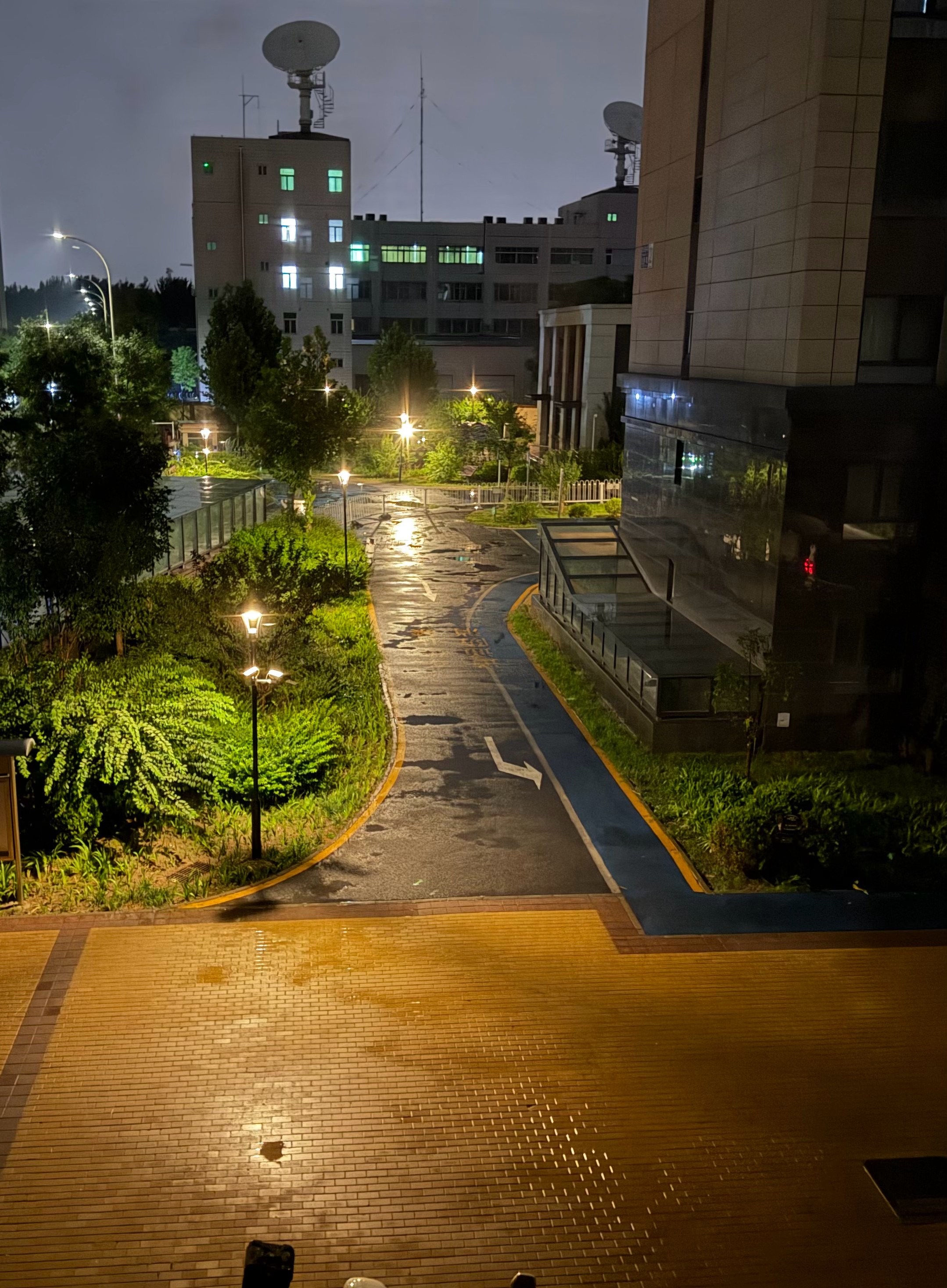 下雨了以为凉快一点，想多了。打开窗台试试透透气潮闷潮闷的～ 