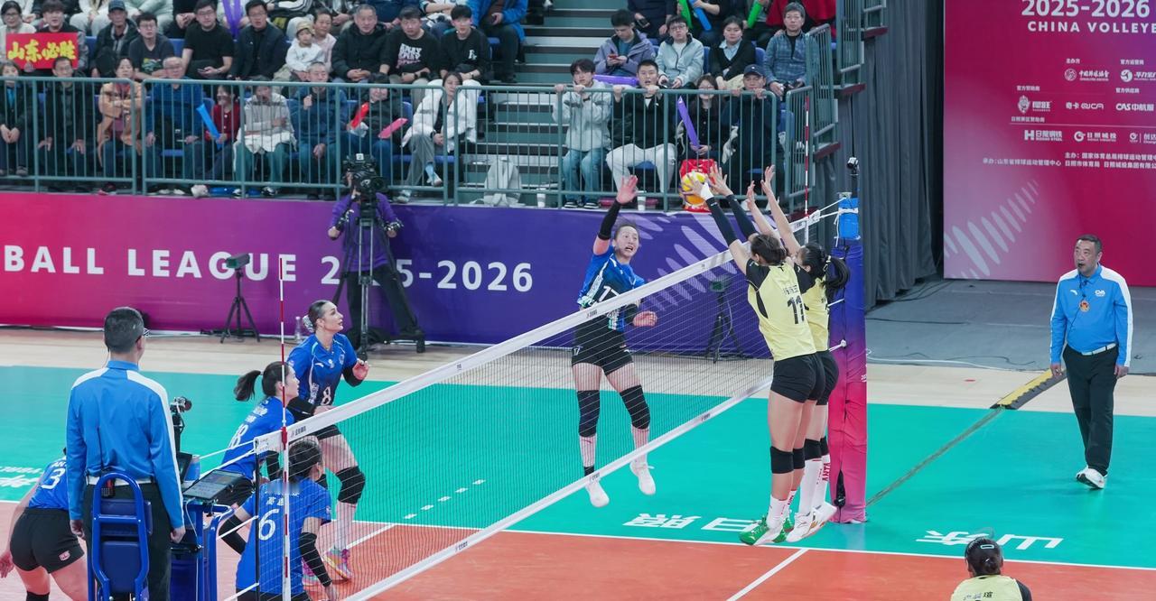 【仲慧14分 上海女排客场3:0山东】
中国女排超级联赛半决赛第一回合
上海女排